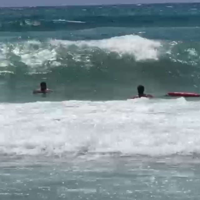 Alanya'da boğulma tehlikesi geçiren tatilciyi cankurtaranlar kurtardı