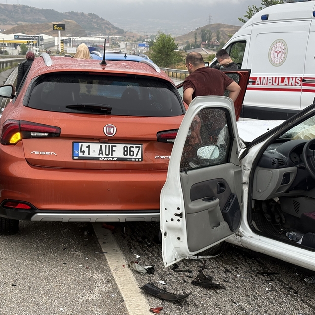 D100'de sağanak trafik kazalarını beraberinde getirdi: Ölü ve yaralılar var