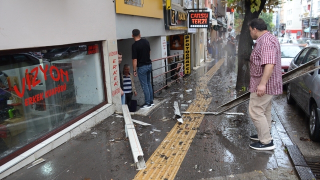 4'üncü kattan aşağı düştü, şans eseri ölen ya da yaralanan olmadı