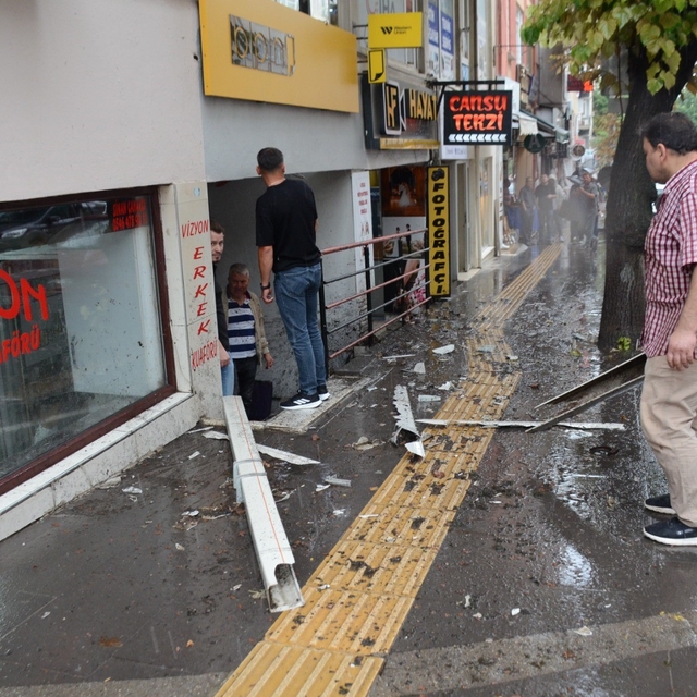 4'üncü kattan aşağı düştü, şans eseri ölen ya da yaralanan olmadı