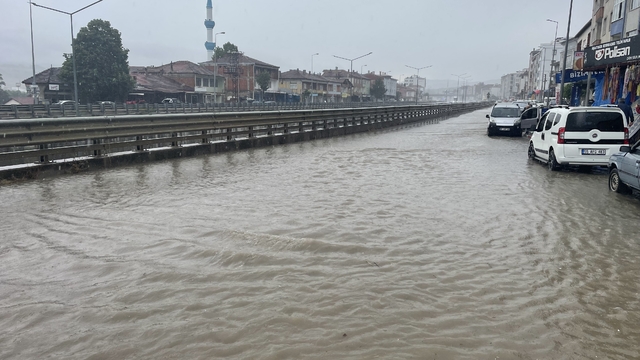 Kavak'ta sağanak yağış etkili oldu: Yollar göle döndü