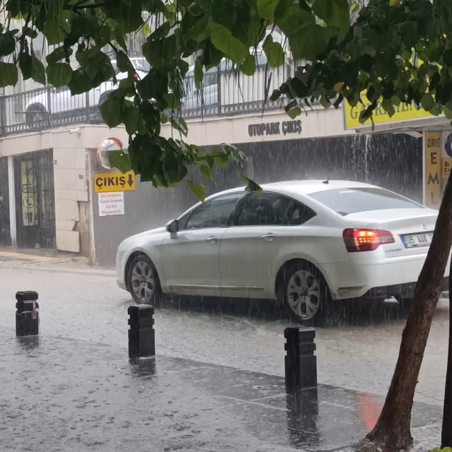 'Turuncu kod' uyarısı yapılan Amasya'da sağanak etkili oldu