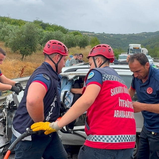 Kontrolden çıkan otomobil, önündeki tıra çarptı: 1 ölü, 2 yaralı