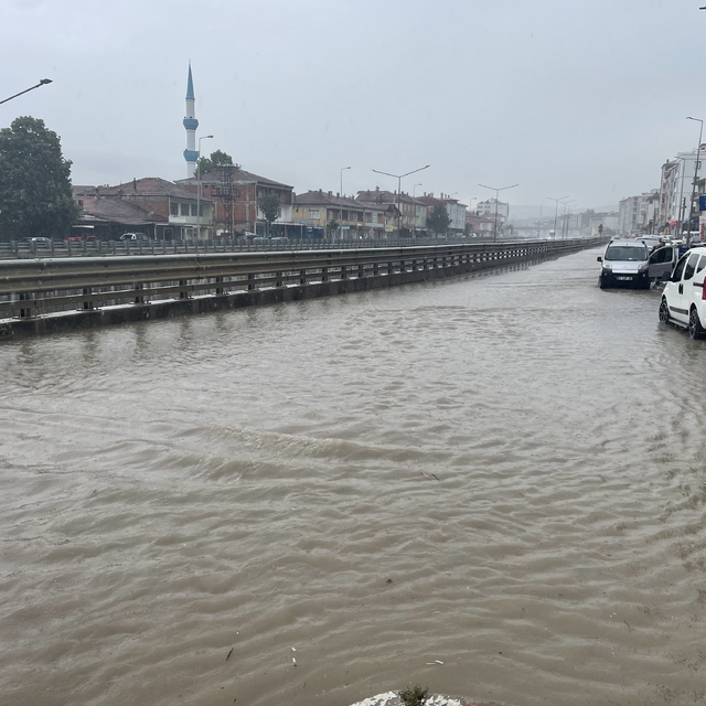 Kavak'ta sağanak yağış etkili oldu: Yollar göle döndü