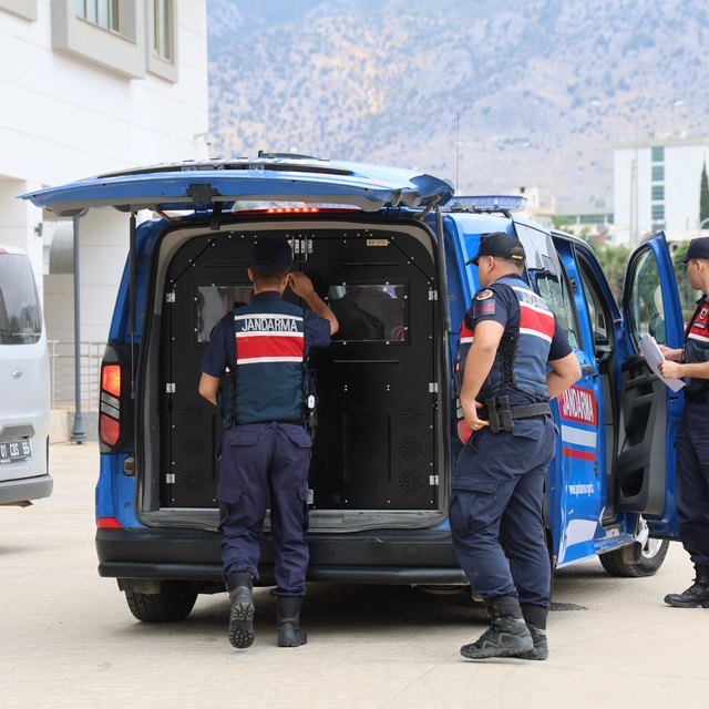 Kozan'da 'yağma' suçundan aranan firariler jandarma operasyonu ile yakaland...