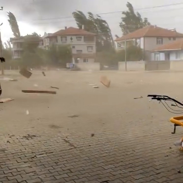 Tokat'ta fırtına ve sağanak hayatı olumsuz etkiledi