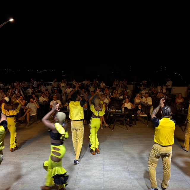 Bardakçı Koyu'nda tatil konser ve dans şovlarıyla renklendi