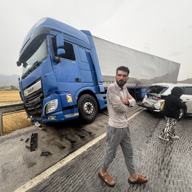 Kastamonu'da yağışın sebep olduğu 3 zincirleme kazada 1 kişi hayatını kaybe...