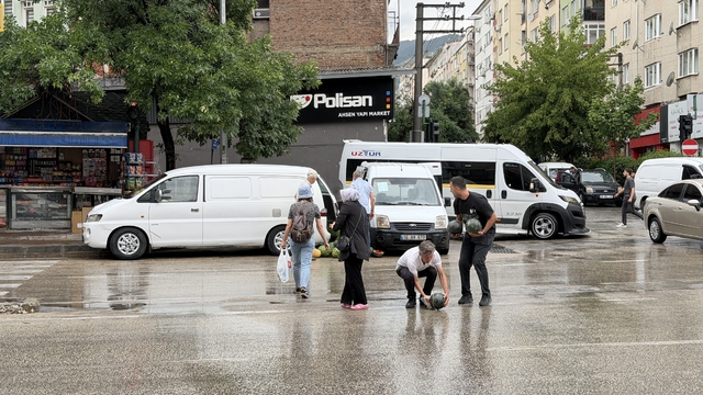 Kamyonetin arka kapağı açılınca karpuzlar yola saçıldı
Yola saçılan karpuzları vatandaşlar topladı