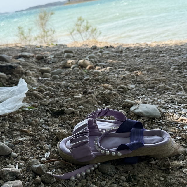 Çocuğunun terliğini almak için suya girdi, boğulup hayatını kaybetti