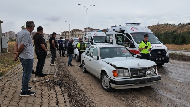 Kırıkkale'de iki otomobil çarpıştı: 3 yaralı