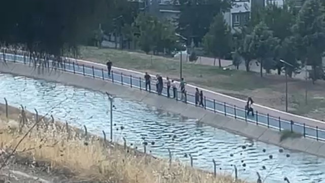 Selfie çekerken sulama kanalına düşen çocuğu çevredekiler kurtardı