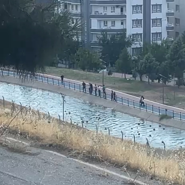 Selfie çekerken sulama kanalına düşen çocuğu çevredekiler kurtardı
