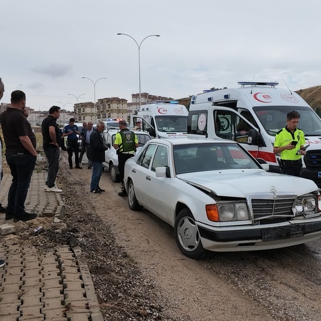 Kırıkkale'de iki otomobil çarpıştı: 3 yaralı