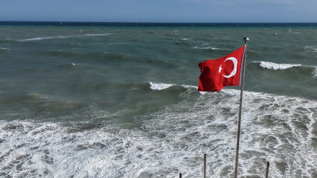 Doğu Akdeniz'de kuvvetli rüzgar: Dalgalar kıyıları dövüyor