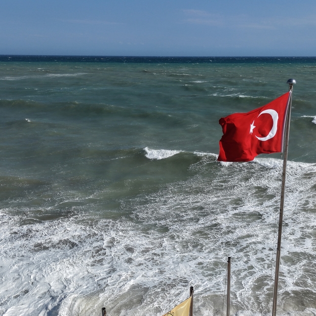 Doğu Akdeniz'de kuvvetli rüzgar: Dalgalar kıyıları dövüyor