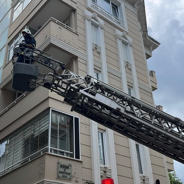 Alanya'da apartman dairesinin mutfağında çıkan yangın korkuttu