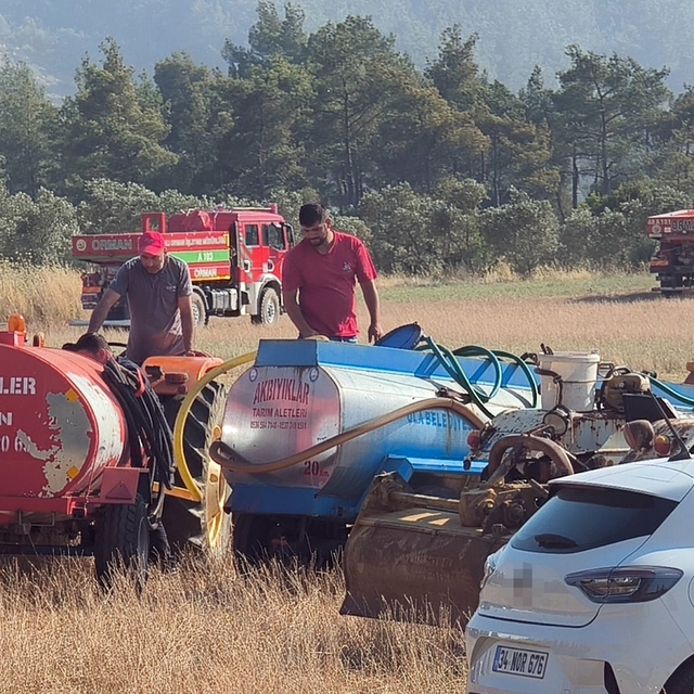 Traktörünü ve su tankerini alan yangına koştu