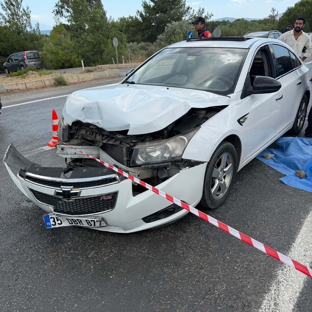 İzmir'de iki araç çarpıştı: 1 ölü, 5 yaralı