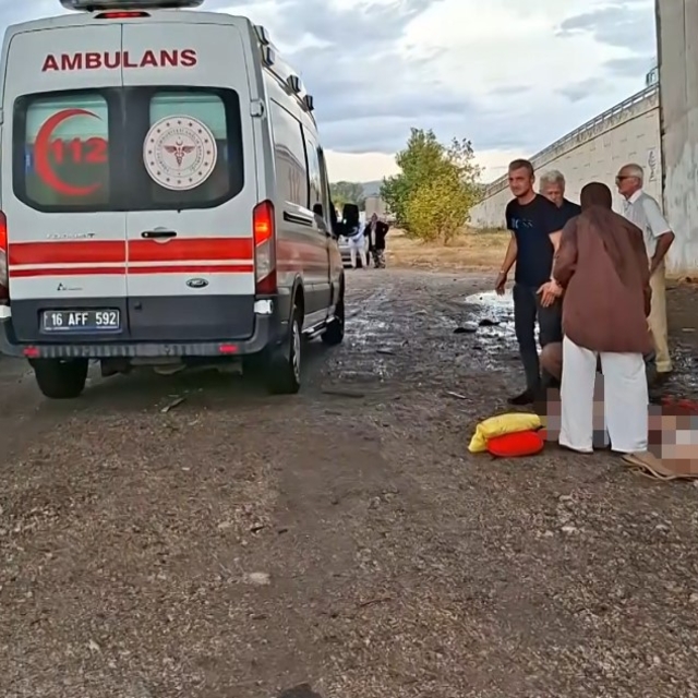 Bursa'da köprülü kavşakta feci kaza: 3 ölü, 2 ağır yaralı
Yaralılara yoldan...