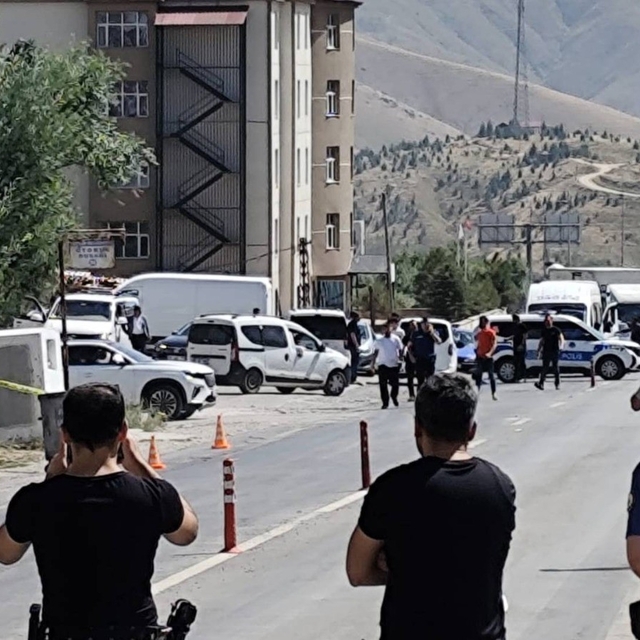 Bitlis'te otobüs durağında şüpheli paket alarmı