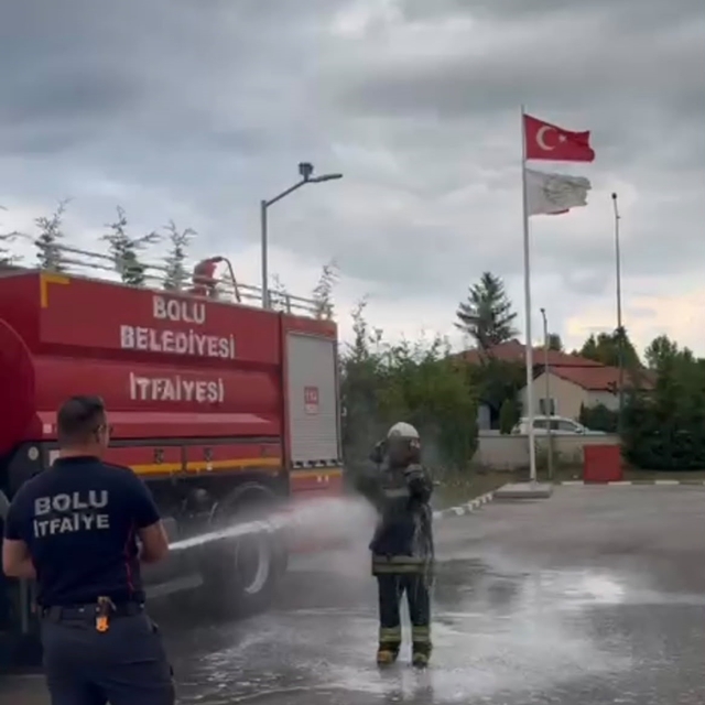 Bolu'da itfaiye stajının sonu sulu şakayla bitti