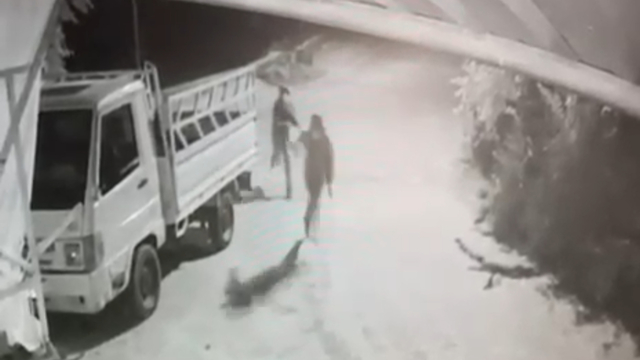 Malatya'da 2 şüpheli otomobile kurşun yağdırdı; o anlar kamerada