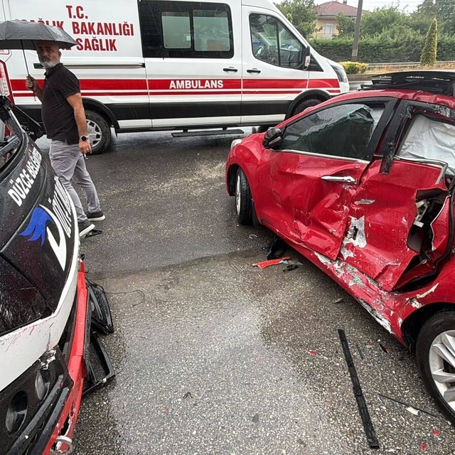 Düzce'de yolcu midibüsü ile otomobil çarpıştı: 5 yaralı