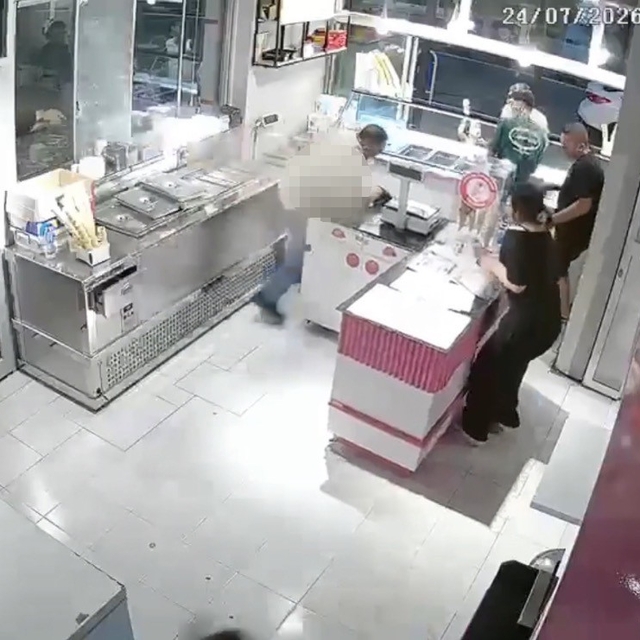 Önce cep telefonundaki kişiye el salladı, sonra tabancayla dondurmacıyı öld...