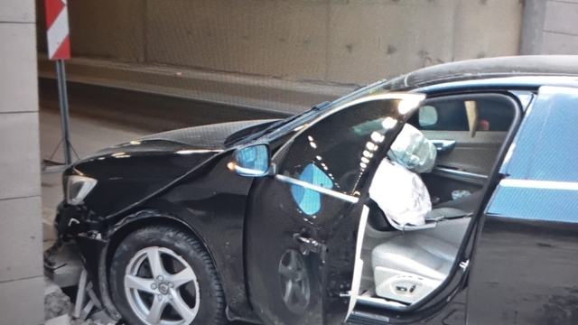 Malatya'da el frenini çekmeyi unutan sürücünün aracı tünel girişine çarptı