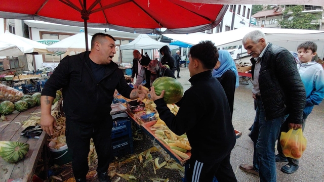 Bolu'da hayırsever esnaf 1 ton karpuzu 1 saatte ücretsiz dağıttı
