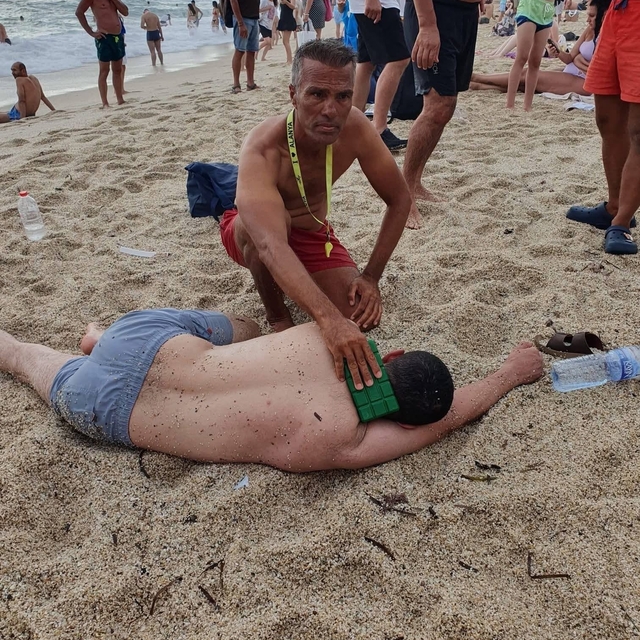 Alanya'da boğulma tehlikesi geçiren tatilciyi cankurtaran kurtardı