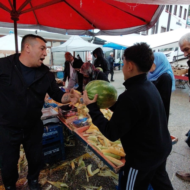 Bolu'da hayırsever esnaf 1 ton karpuzu 1 saatte ücretsiz dağıttı