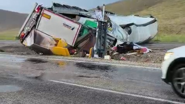 Sivas'ta tır kayganlaşan yolda devrildi: 1 ağır yaralı