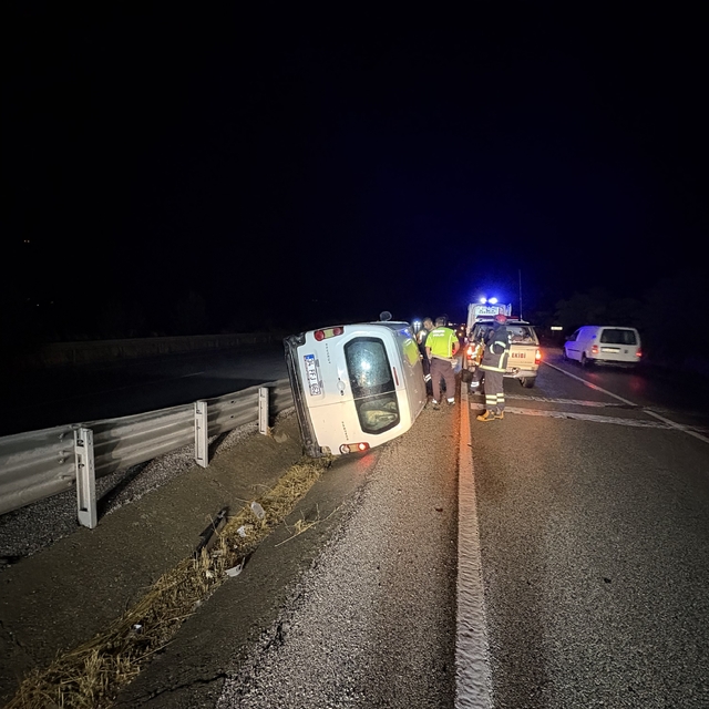 D100'de hafif ticari araç devrildi, sürücü kayıplara karıştı