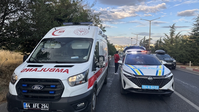 Uşak'ta otomobil tıra arkadan çarptı: 4 yaralı