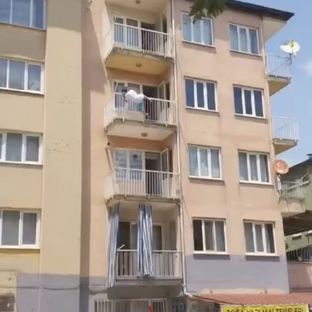 Yarı çıplak sokağa çıkan kadın daha sonra 3. kattan atladı