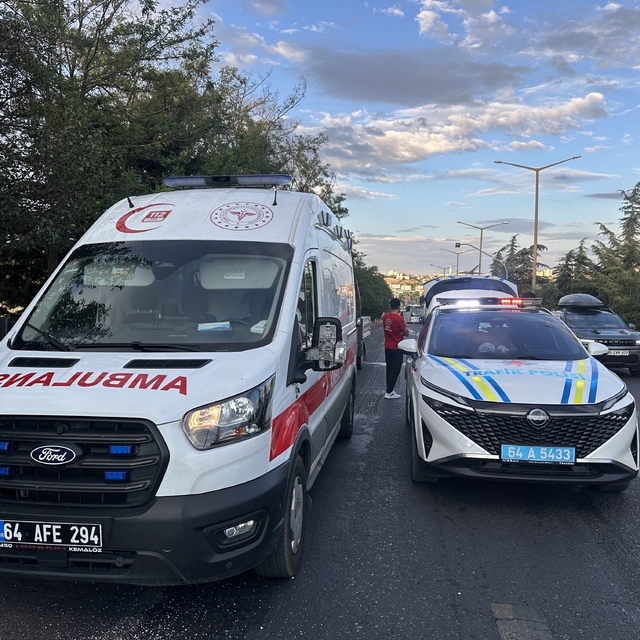 Uşak'ta otomobil tıra arkadan çarptı: 4 yaralı