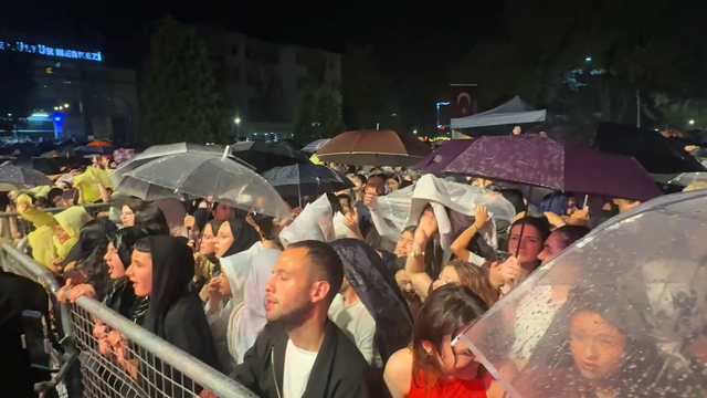 Semicenk konserine gelenler sağanak yağmura rağmen alandan ayrılmadı