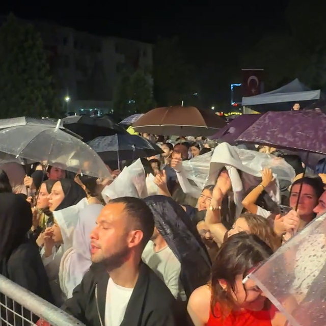 Semicenk konserine gelenler sağanak yağmura rağmen alandan ayrılmadı