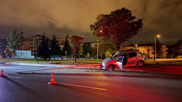 Direksiyon hakimiyetini kaybeden alkollü sürücü aydınlatma direğini devirdi