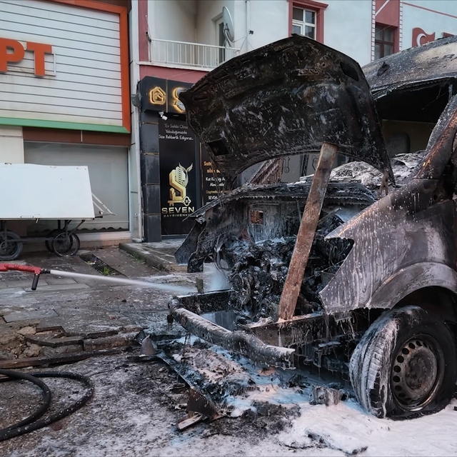 Park halindeki minibüste yangın çıktı