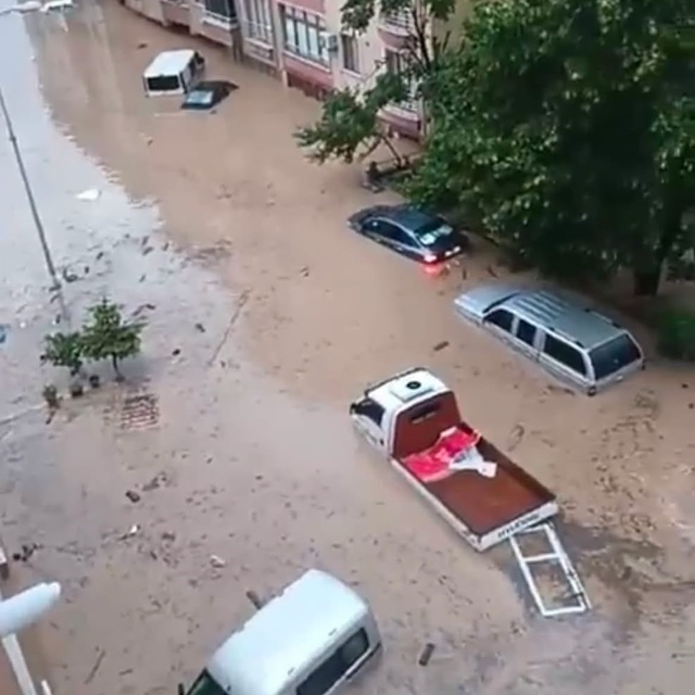 Kastamonu'yu sel vurdu: İş yerleri, evler ve araçlar su altında kaldı