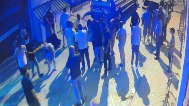 Eskişehir'de 2'si polis 9 kişinin yaralandığı kavganın görüntüleri ortaya çıktı
Orhan Karaca:
"Kafama satırla vurdular"
"Eşimin, küçücük kız çocuğumun önünde beni darbetmeye başladılar"
"Bizim kesinlikle can güvenliğimiz yoktur, polisimizden özellikle bu sokak için koruma talep ediyoruz"