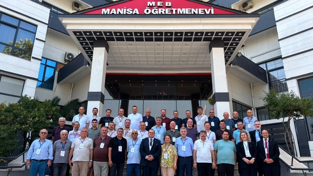 Manisa, öğretmenevlerinin bölgesel buluşmasına ev sahipliği yaptı
8 ilin yöneticileri Manisa'da bir araya geldi, hizmet kalitesini artıracak uygulamalar masaya yatırıldı