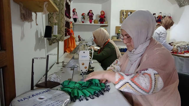 Atıl kumaşları sanata dönüştürüyorlar
Sandıktaki kültür: Bez bebekler geleceğe taşınıyor
Trabzon'da yürütülen yöresel bez bebek çalışması, geleneksel kıyafetleri modern oyuncak anlayışıyla buluşturarak kültürel mirasın yaşatılmasına katkı sağlıyor