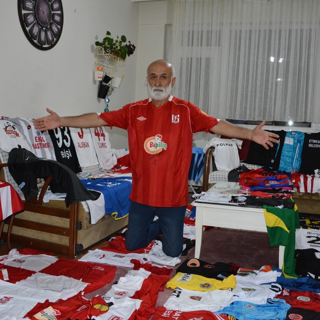 Balıkesir'de 300 formalık koleksiyon
Balıkesirli spor muhabirinin 300 forma...