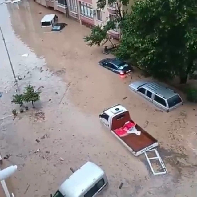 Kastamonu'da Cide'de sağanak; Devrekani Çayı taştı, ev ve iş yerini su bast...