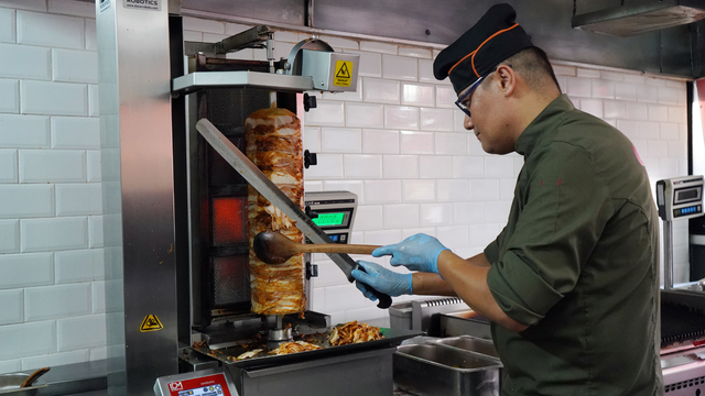 Antalya sıcağında döner ustalarının zorlu mesaisi