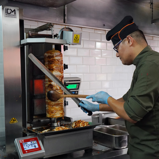 Antalya sıcağında döner ustalarının zorlu mesaisi
